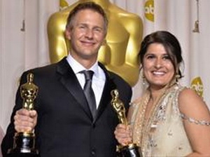 Nữ đạo diễn Sharmeen Obaid-Chinoy nhận tượng vàng.